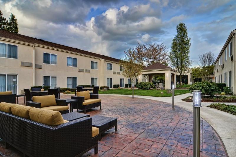 Courtyard By Marriott Eugene Springfield Hotel Exterior photo